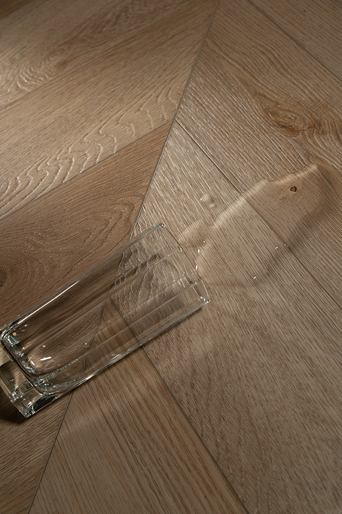 45CH45 Кварцвинил замковый STRONG STEP Шеврон 125x610x5 Шампань